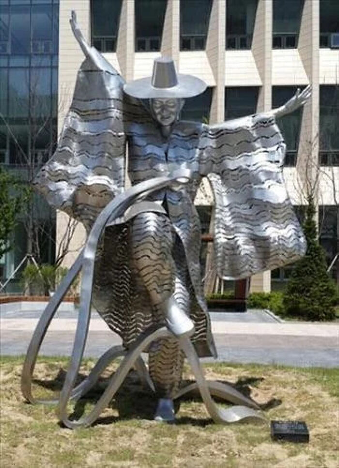 79 Statues From All Over The World That Make People Question Reality