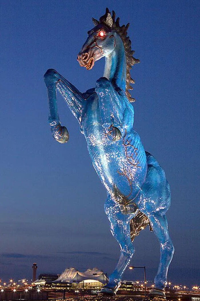 79 Statues From All Over The World That Make People Question Reality