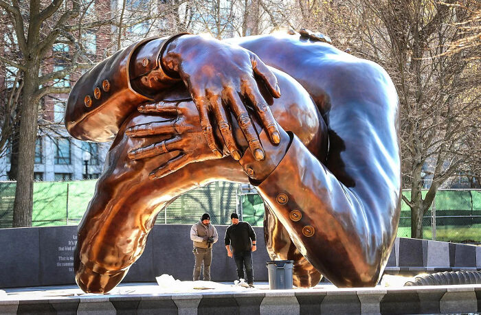 79 Statues From All Over The World That Make People Question Reality