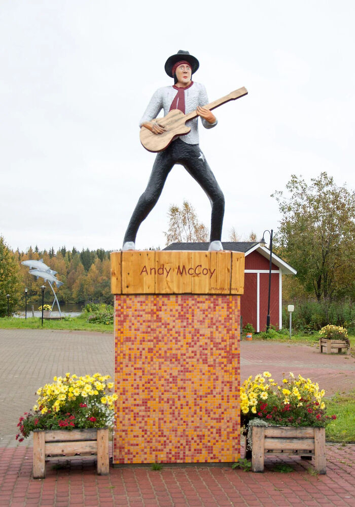 79 Statues From All Over The World That Make People Question Reality