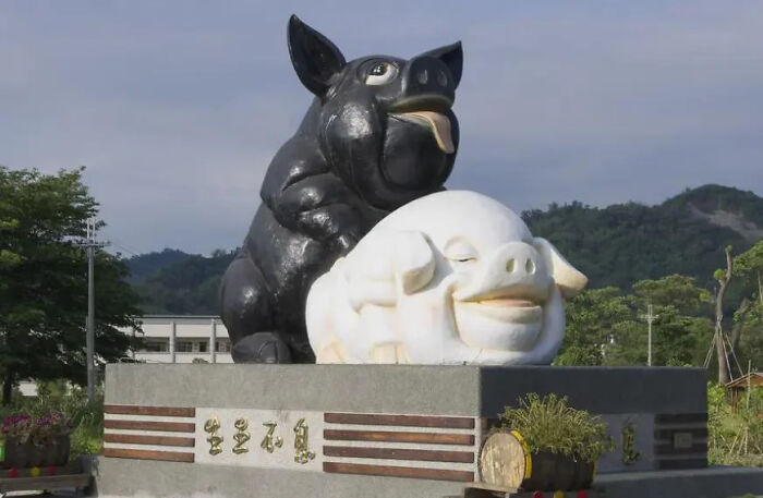 79 Statues From All Over The World That Make People Question Reality
