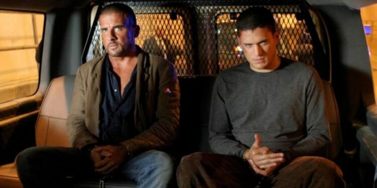 Lincoln Burrows and Michael Scofield sitting in a prisoner van