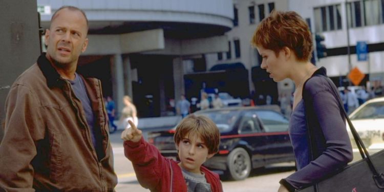 Bruce Willis, Miko Hughes, and Kim Dickens in Mercury Rising (1998)