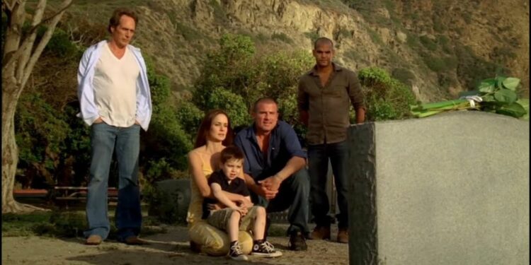 Panama, Sara, Lincoln, Sucre, and Mahone visiting a grave on a beach