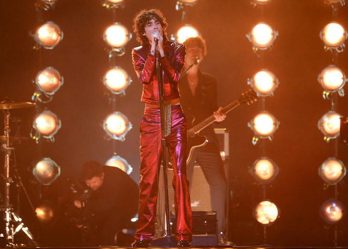 Chaos At Brit Awards As Singer Gets Pushed Off Stage Mid Performance In Viral Video Chaos At Brit Awards As Singer Gets Pushed Off Stage Mid Performance In Viral Video