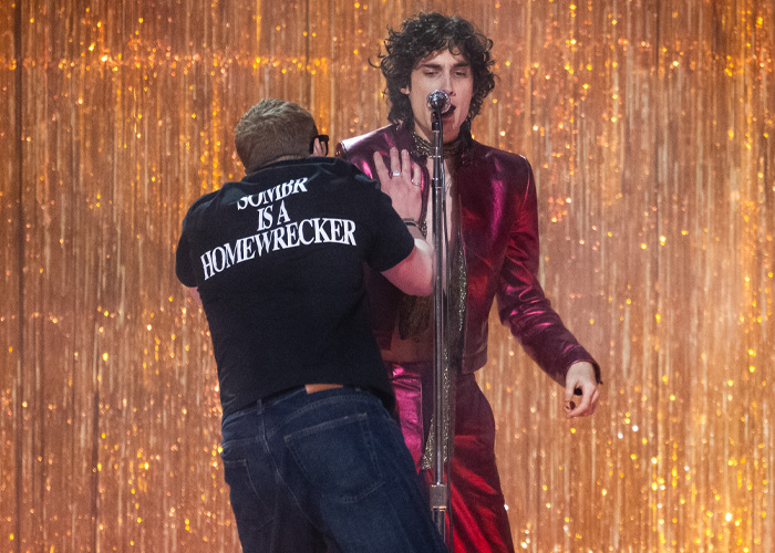 Chaos At Brit Awards As Singer Gets Pushed Off Stage Mid Performance In Viral Video Chaos At Brit Awards As Singer Gets Pushed Off Stage Mid Performance In Viral Video