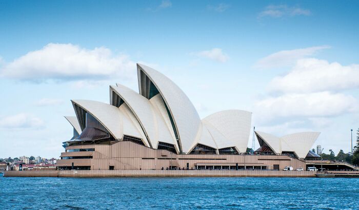 “Many People Still Believe It”: 25 Silly Yet Popular Myths About Iconic Landmarks Around The World