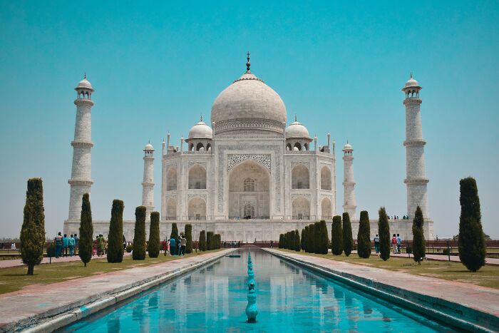 “Many People Still Believe It”: 25 Silly Yet Popular Myths About Iconic Landmarks Around The World