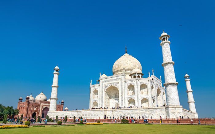 “Many People Still Believe It”: 25 Silly Yet Popular Myths About Iconic Landmarks Around The World