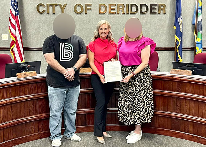 Panicked Texts Mayor Blasted Out After She Was Allegedly Caught At Pool Party With Son’s Friend Panicked Texts Mayor Blasted Out After She Was Allegedly Caught At Pool Party With Son’s Friend