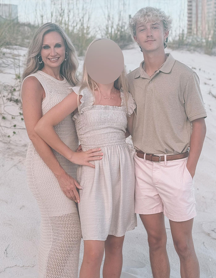 Panicked Texts Mayor Blasted Out After She Was Allegedly Caught At Pool Party With Son’s Friend Panicked Texts Mayor Blasted Out After She Was Allegedly Caught At Pool Party With Son’s Friend