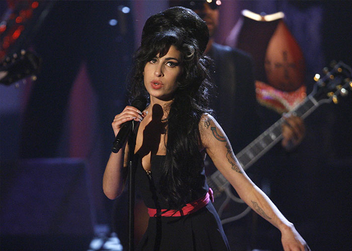 “Jim Carrey’s And Amy’s Clones”: Singer Is Going Viral For Eerie Resemblance To Amy Winehouse “Jim Carrey’s And Amy’s Clones”: Singer Is Going Viral For Eerie Resemblance To Amy Winehouse