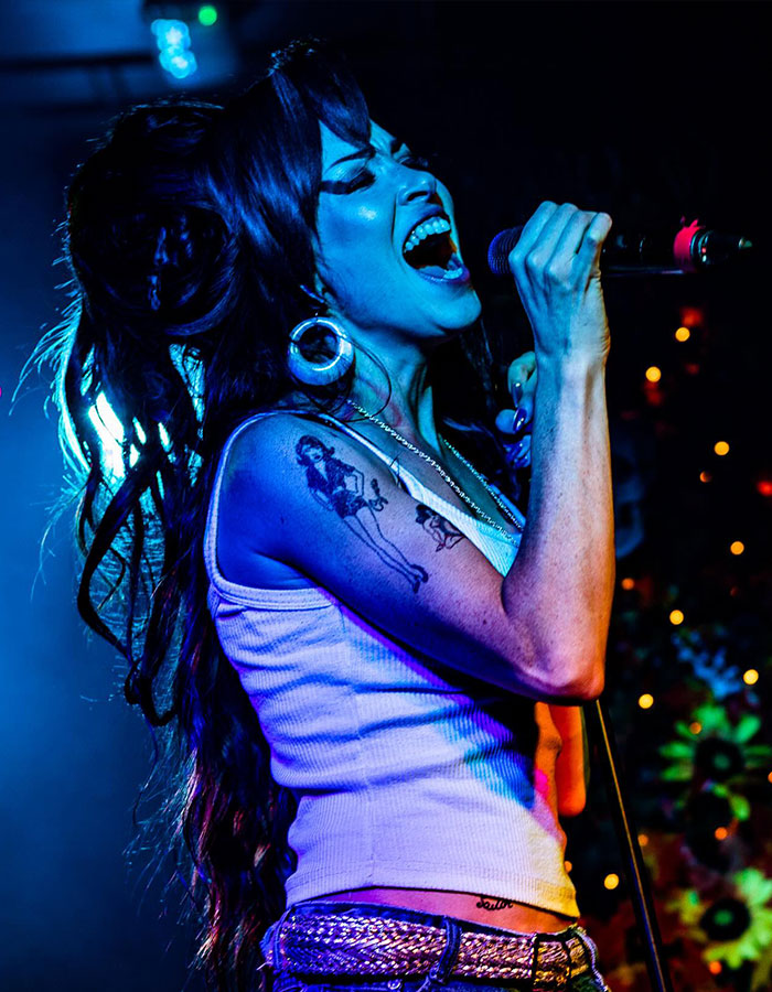 “Jim Carrey’s And Amy’s Clones”: Singer Is Going Viral For Eerie Resemblance To Amy Winehouse “Jim Carrey’s And Amy’s Clones”: Singer Is Going Viral For Eerie Resemblance To Amy Winehouse