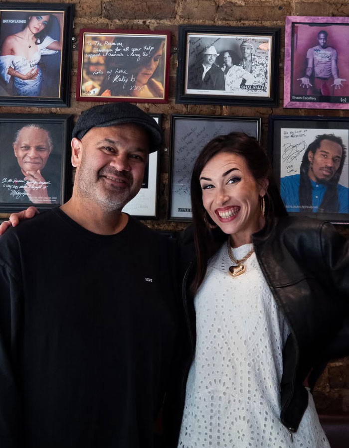 “Jim Carrey’s And Amy’s Clones”: Singer Is Going Viral For Eerie Resemblance To Amy Winehouse “Jim Carrey’s And Amy’s Clones”: Singer Is Going Viral For Eerie Resemblance To Amy Winehouse