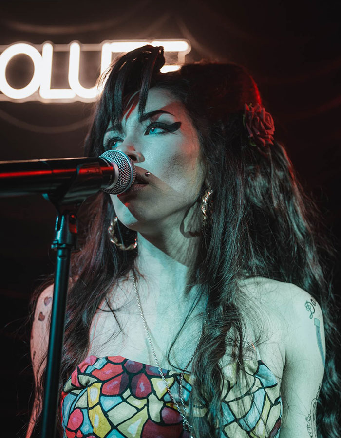 “Jim Carrey’s And Amy’s Clones”: Singer Is Going Viral For Eerie Resemblance To Amy Winehouse “Jim Carrey’s And Amy’s Clones”: Singer Is Going Viral For Eerie Resemblance To Amy Winehouse