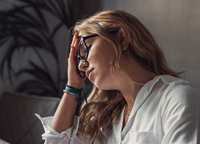 Guy&rsquo;s Mom Finds Out Woman Grew Up In A Polyamorous Family, Notices Boyfriend Pulling Away