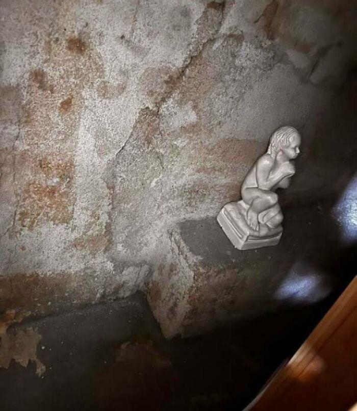 People Are Rethinking Their Decision To Move After Finding These 39 Creepy Things In Their New Homes (New Pics)