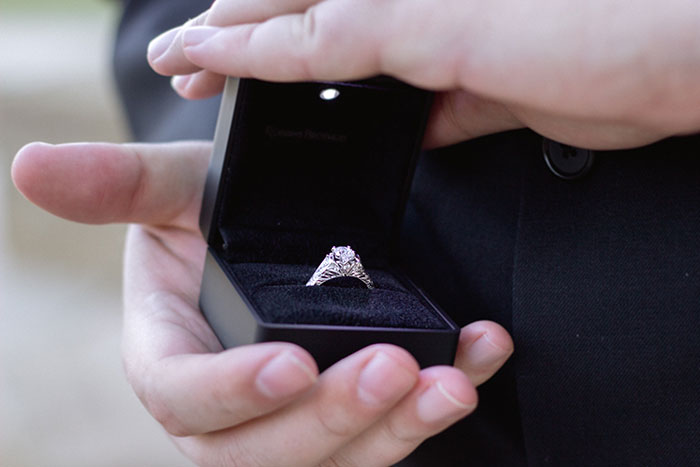 “A Way To Control Her”: Guy Refuses To Propose To His Girlfriend After He Said He Would, Explains Why “A Way To Control Her”: Guy Refuses To Propose To His Girlfriend After He Said He Would, Explains Why