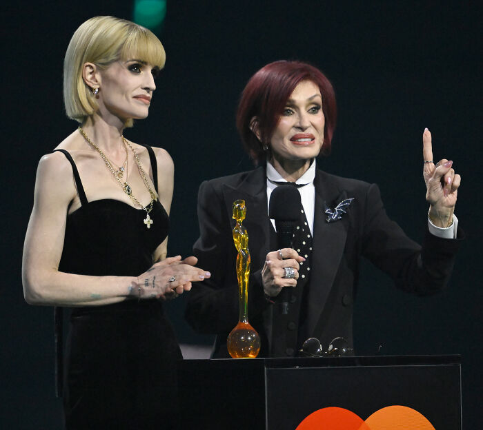 “Dealing With A Lot”: How Kelly Osbourne’s Friends Are Reacting To Her Dramatic Weight Loss “Dealing With A Lot”: How Kelly Osbourne’s Friends Are Reacting To Her Dramatic Weight Loss