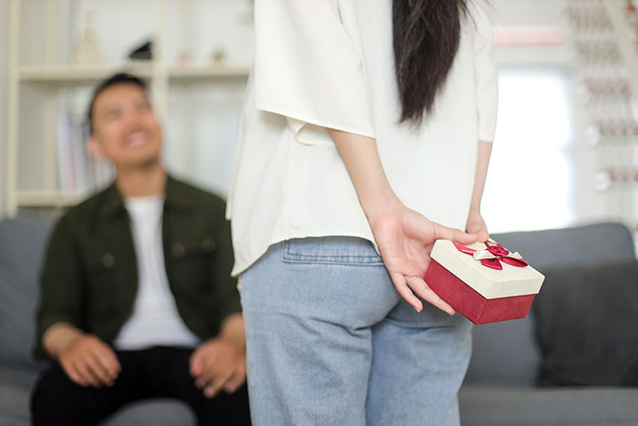 Man Always Finds Something Wrong With Wife’s Gifts, Is Upset She Doesn’t Want To Gift Him Anything Anymore Man Always Finds Something Wrong With Wife’s Gifts, Is Upset She Doesn’t Want To Gift Him Anything Anymore