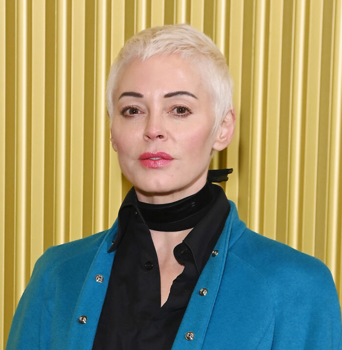 Kaley Cuoco Calls Out Former Co-Star After 20 Years