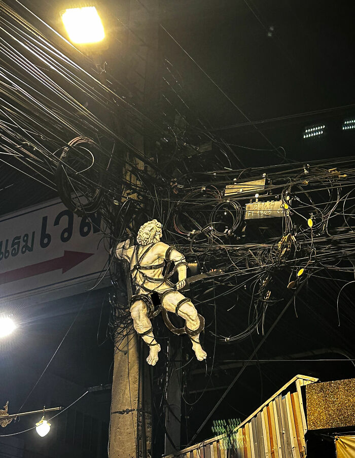 LuckyLeg&rsquo;s Thai Street Art Blends Dark Humor With Human Rights Themes (34 Pics)