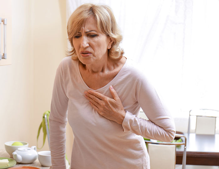 Rude Coworker Chokes On Peanut Dessert, Guy With Severe Allergy Takes Heat For Not Helping Her Rude Coworker Chokes On Peanut Dessert, Guy With Severe Allergy Takes Heat For Not Helping Her