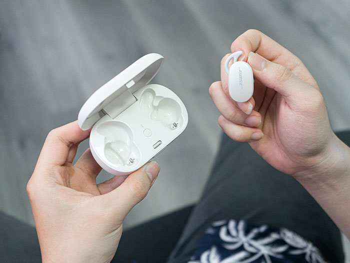 Doctor Spends Hours Reviving Woman On Plane, Annoyed The Airline Can&rsquo;t Return His Missing Headphones