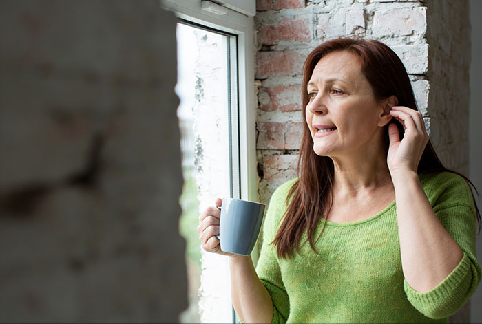 Married Neighbor Fixates On Single Dad Next Door, He Finally Knocks On Her Husband&rsquo;s Door In Return
