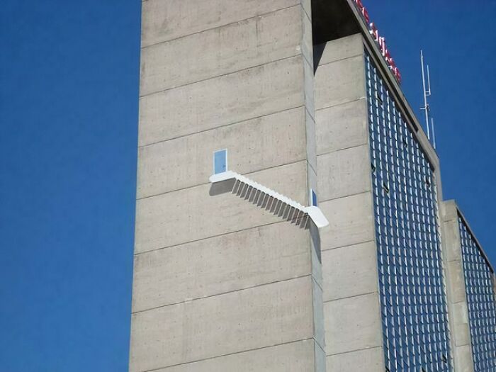 43 Times Architects Failed At Their Jobs And Made Doors That Lead Absolutely Nowhere