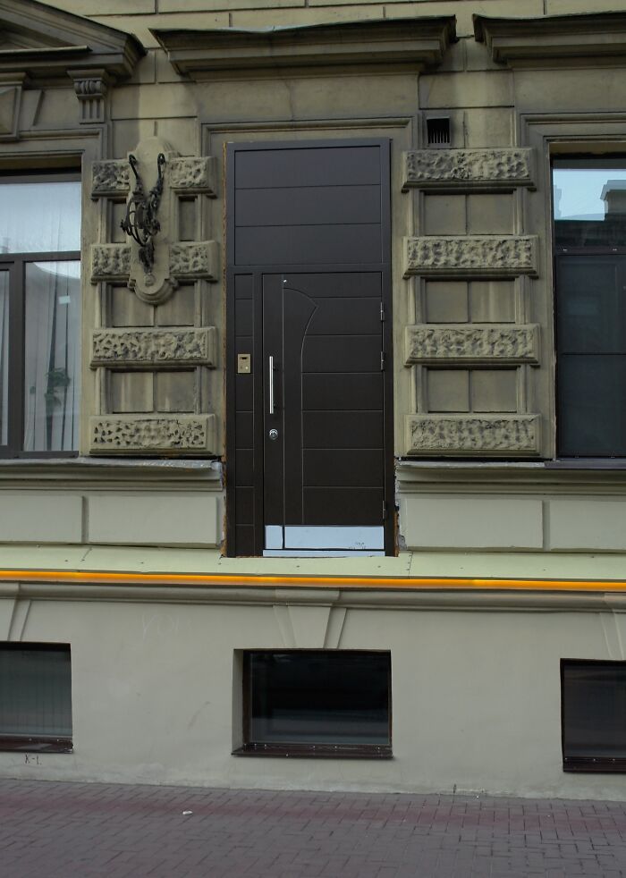 43 Times Architects Failed At Their Jobs And Made Doors That Lead Absolutely Nowhere