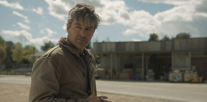 Lanterns Teaser Reveals Hal Jordan’s Suit, But Fans Have One Big Question