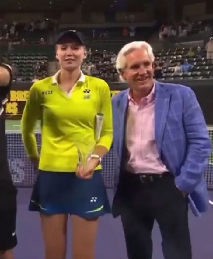 Tennis Star Elena Rybakina Awkwardly Pushes Presenter&rsquo;s Hand Away During Trophy Ceremony
