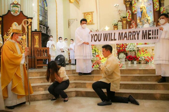 43 Marriage Proposals So Cringeworthy, Even The Ring Couldn&rsquo;t Save Them