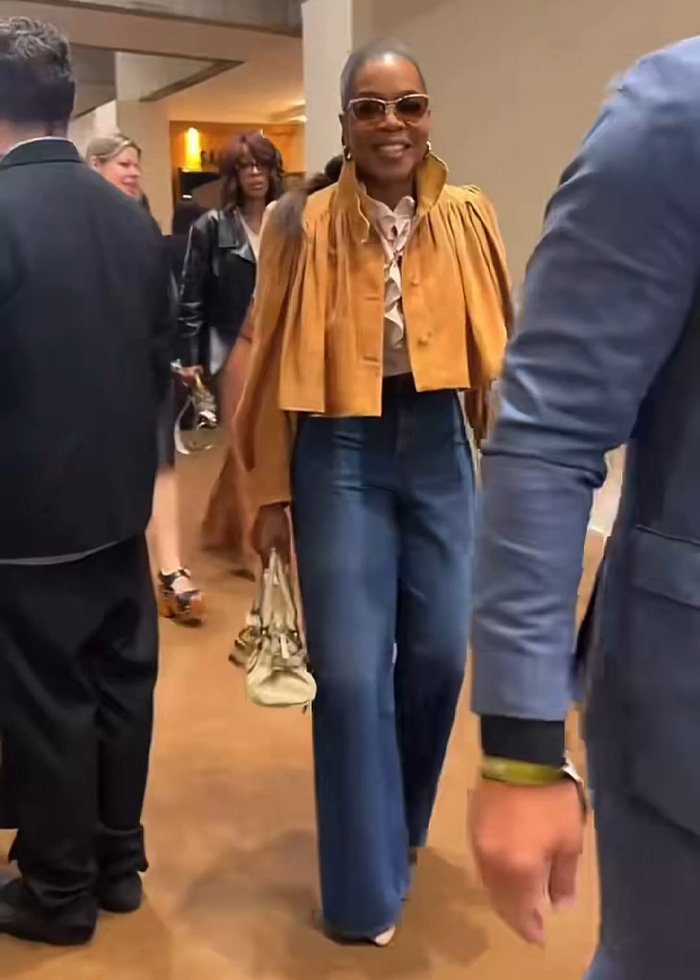 Oprah Winfrey Video Goes Viral As Fans Catch Bizarre Detail