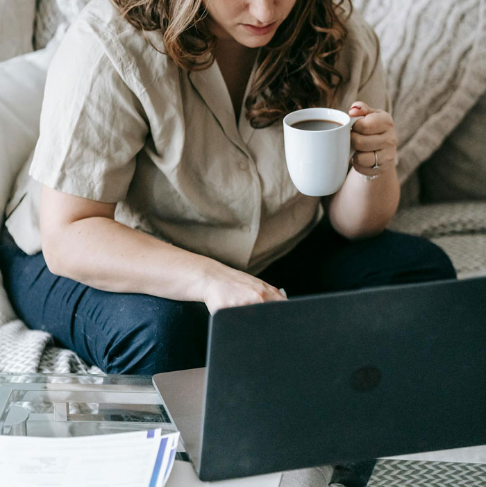 Plus‑Size Woman Traps A Panicking Passenger In Their Seat, Starts Crying When They Ask To Switch Seats