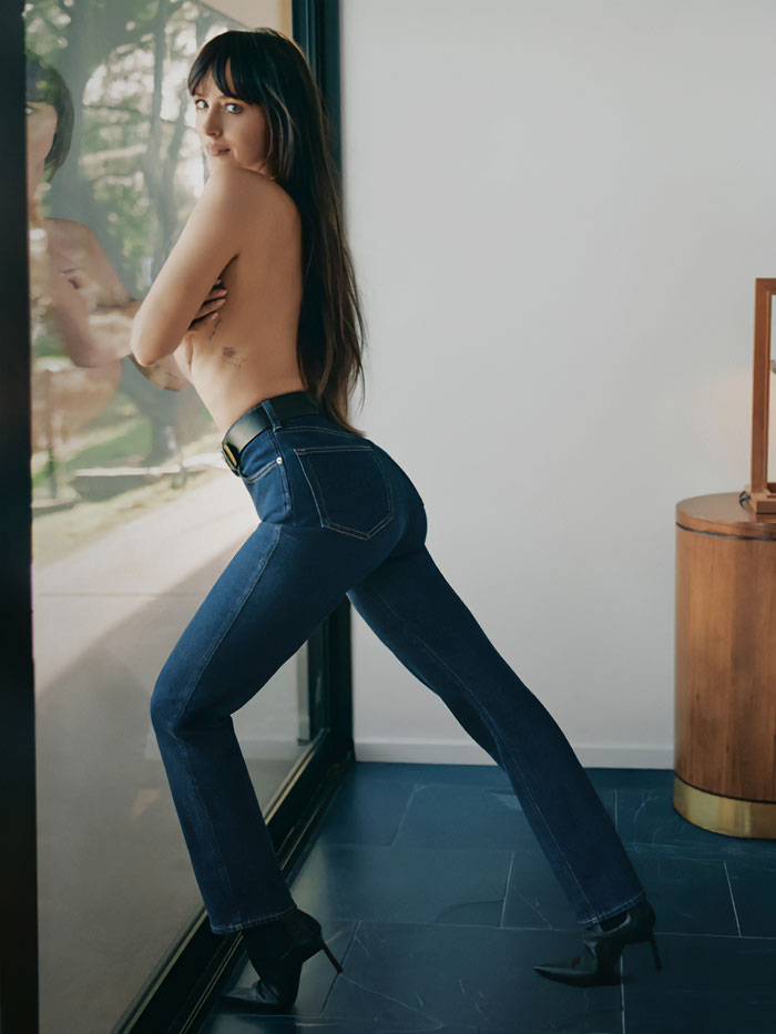 “What In The Tarantino”: Dakota Johnson’s Racy New Calvin Klein Ad Has Fans All Saying The Same Thing “What In The Tarantino”: Dakota Johnson’s Racy New Calvin Klein Ad Has Fans All Saying The Same Thing