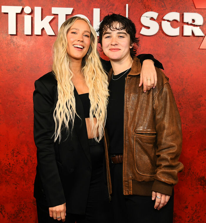 Anna Camp Finally Clears Up Her Sexuality After Confirming Age-Gap Romance Anna Camp Finally Clears Up Her Sexuality After Confirming Age-Gap Romance