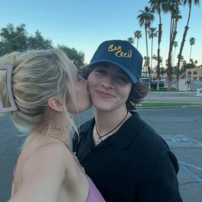 Anna Camp Finally Clears Up Her Sexuality After Confirming Age-Gap Romance Anna Camp Finally Clears Up Her Sexuality After Confirming Age-Gap Romance