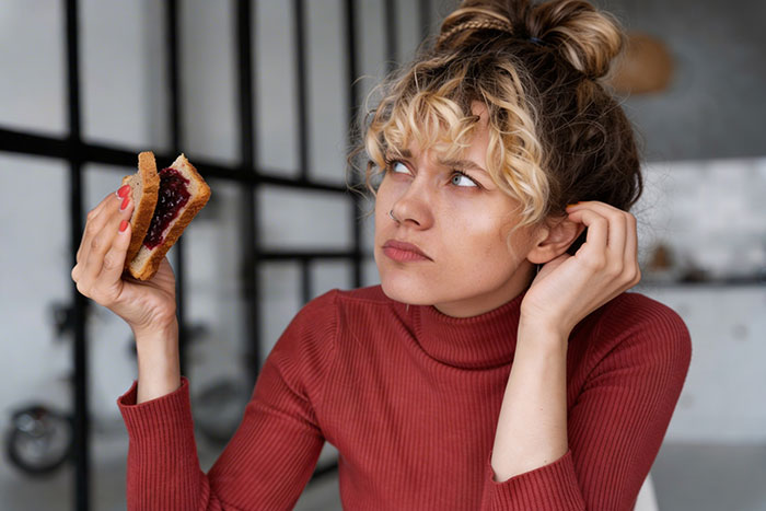 Lady Won’t Stop Eating Peanut Butter Because Roomie’s Unannounced Guest Is Allergic, Drama Ensues