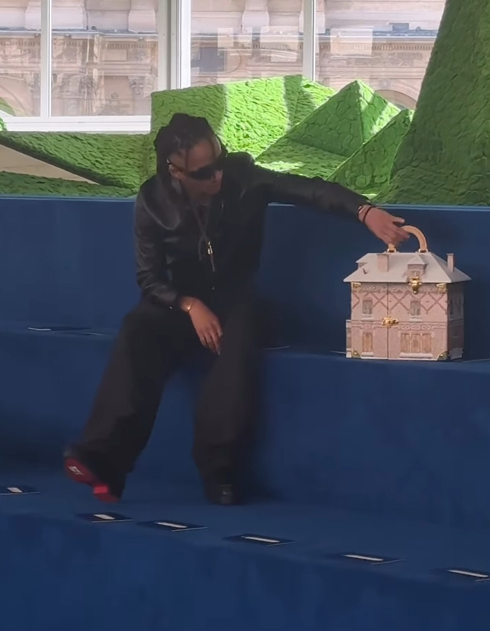 “Will Smith What Did You Do?!”: Jaden Smith Slammed After Giving &lsquo;Tour&rsquo; Of His House Bag