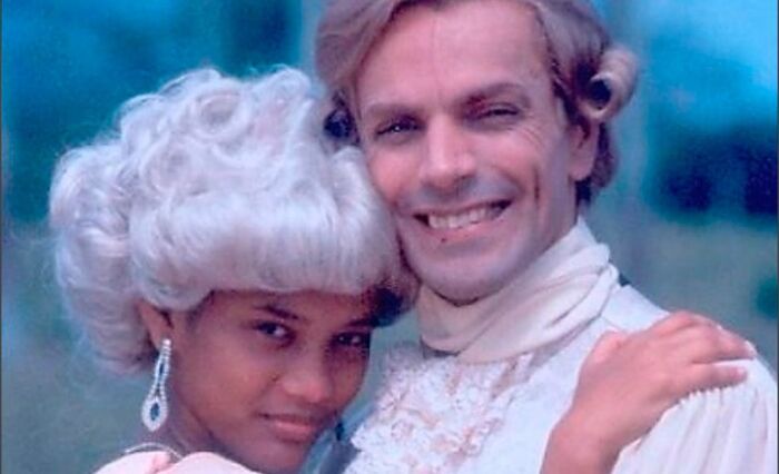 “Can’t Imagine Anyone Doing Something Like That Now“: 31 Crazy Things People Did For Love