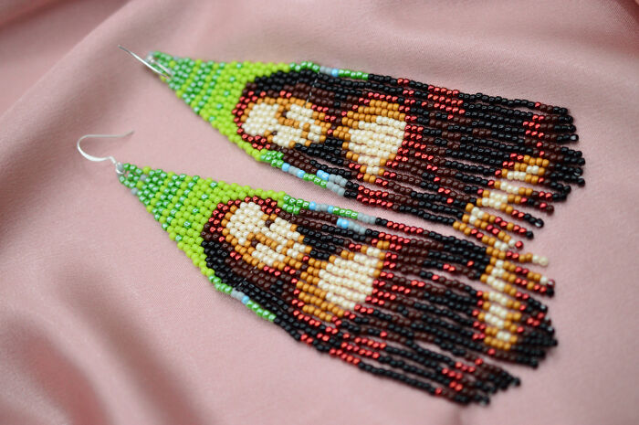 Artist Creates Tiny Wearable Versions Of Famous Classical Paintings Using Beads (23 Pics) Artist Creates Tiny Wearable Versions Of Famous Classical Paintings Using Beads (23 Pics)