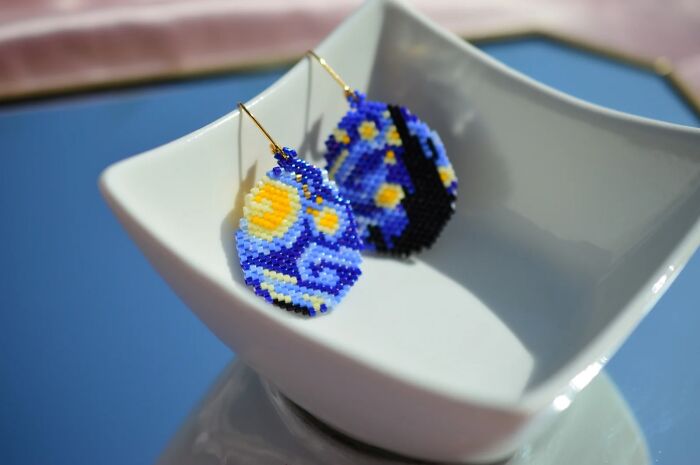 Artist Creates Tiny Wearable Versions Of Famous Classical Paintings Using Beads (23 Pics) Artist Creates Tiny Wearable Versions Of Famous Classical Paintings Using Beads (23 Pics)