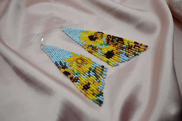 Artist Creates Tiny Wearable Versions Of Famous Classical Paintings Using Beads (23 Pics) Artist Creates Tiny Wearable Versions Of Famous Classical Paintings Using Beads (23 Pics)