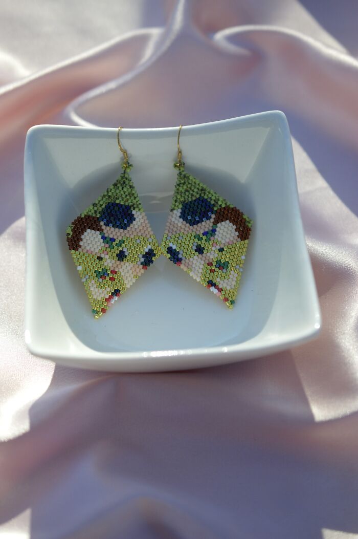 Artist Creates Tiny Wearable Versions Of Famous Classical Paintings Using Beads (23 Pics) Artist Creates Tiny Wearable Versions Of Famous Classical Paintings Using Beads (23 Pics)