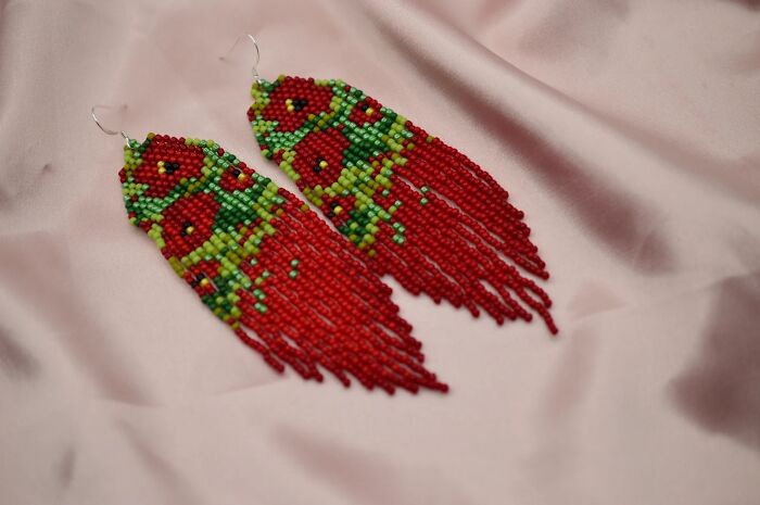 Artist Creates Tiny Wearable Versions Of Famous Classical Paintings Using Beads (23 Pics) Artist Creates Tiny Wearable Versions Of Famous Classical Paintings Using Beads (23 Pics)