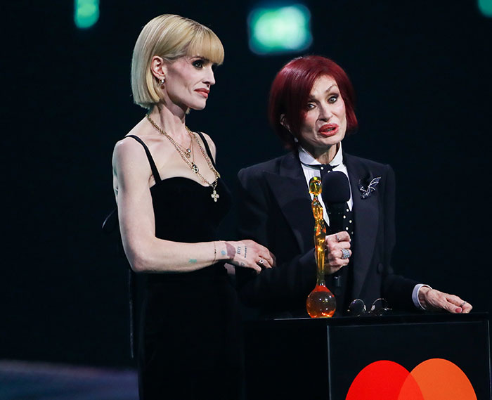 People Claim To Have Found The Exact “Moment” Sharon And Kelly Osbourne Started Taking Weight Loss Medication