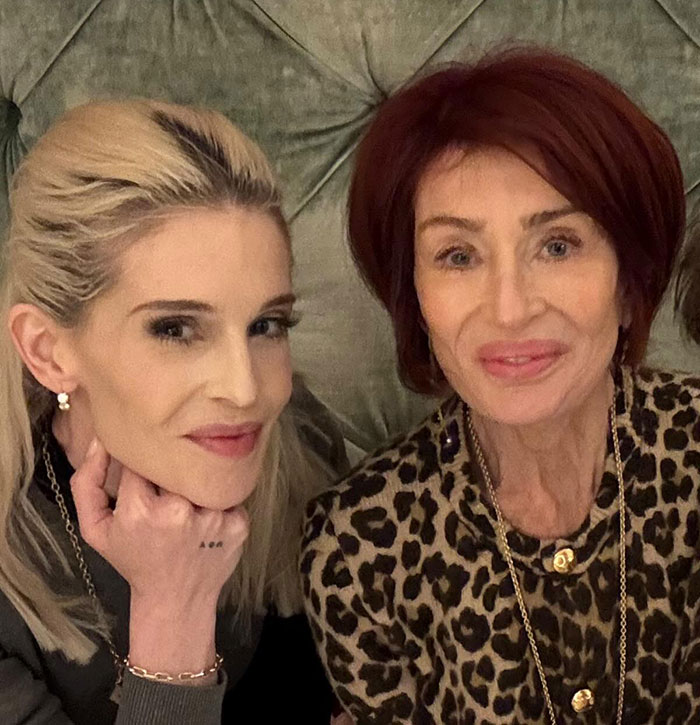 People Claim To Have Found The Exact “Moment” Sharon And Kelly Osbourne Started Taking Weight Loss Medication
