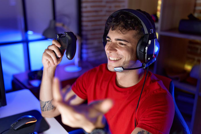 Fianc&eacute; Mooches Off Lady, Gets Dumped As He Wants Her To Move For His Non-Existent Streamer Career